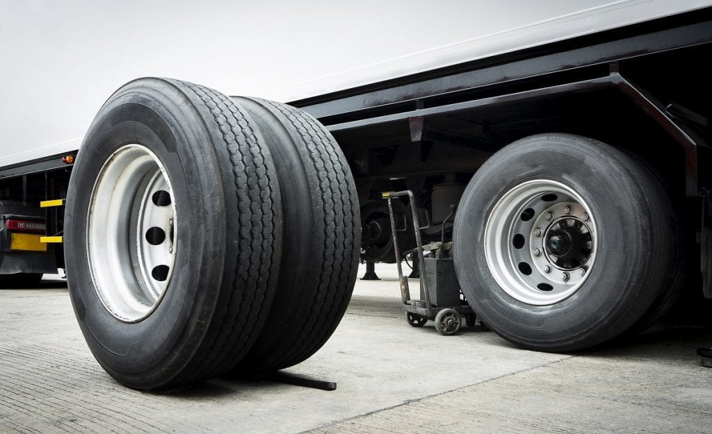 How-To-Change-A-Commercial-Truck-or-Semi-Truck-Tire-1024x625