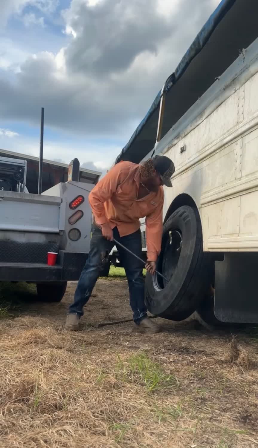 RV and coach tire change on site in North Central Florida